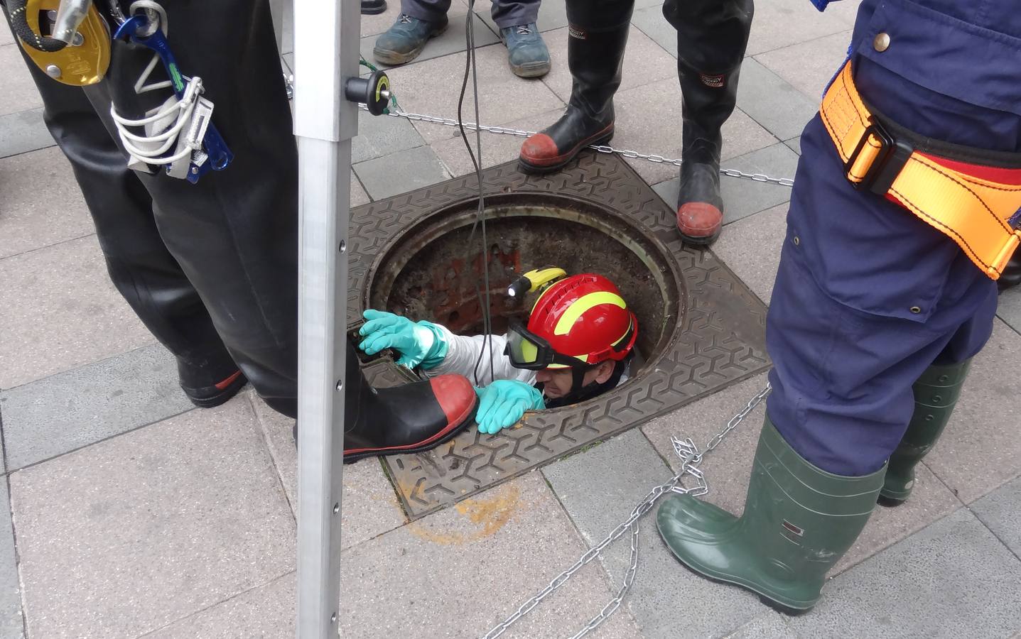 Bomberos, policías y técnicos inspeccionan el tramo del siglo XIX del ramal norte del río | El Ayuntamiento estudia abrir al público las bóvedas histórica en este trazado