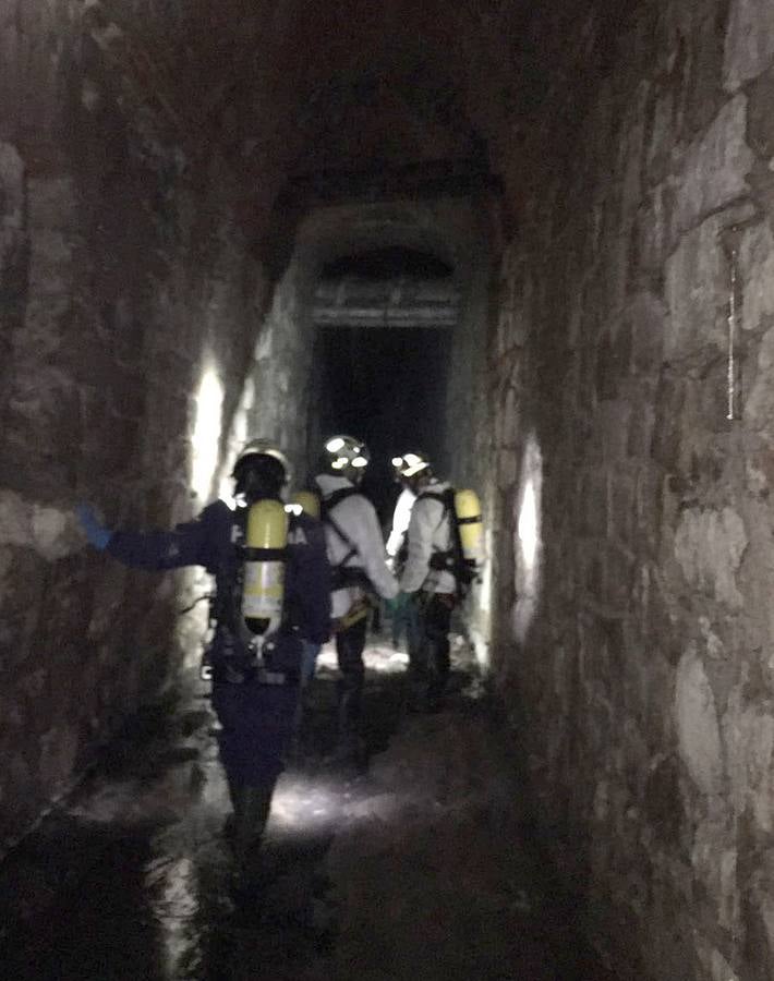 Bomberos, policías y técnicos inspeccionan el tramo del siglo XIX del ramal norte del río | El Ayuntamiento estudia abrir al público las bóvedas histórica en este trazado