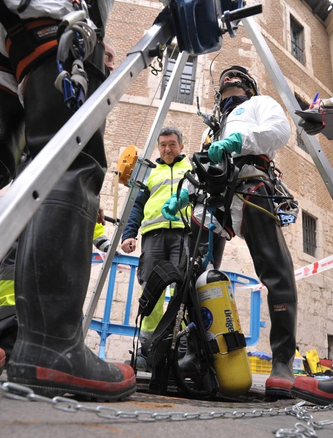 Bomberos, policías y técnicos inspeccionan el tramo del siglo XIX del ramal norte del río | El Ayuntamiento estudia abrir al público las bóvedas histórica en este trazado