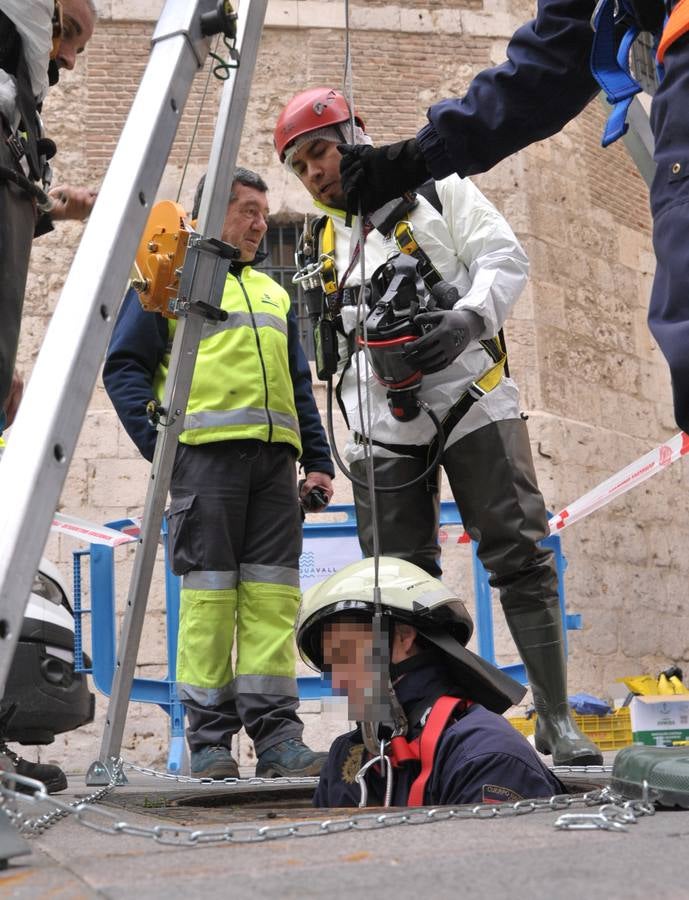 Bomberos, policías y técnicos inspeccionan el tramo del siglo XIX del ramal norte del río | El Ayuntamiento estudia abrir al público las bóvedas histórica en este trazado