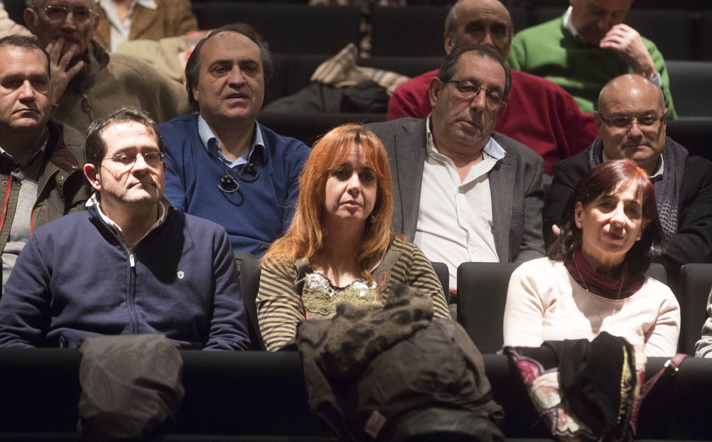 Su charla en la sala Delibes del Teatro Calderón discurrió por la ruta literaria de sus seis novelas ante un auditorio con numerosa presencia de veterinarios, profesión que el autor compagina con la literatura