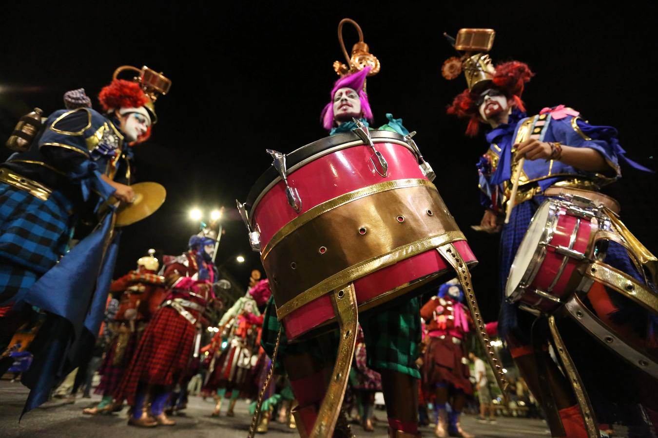 Plumas de vivos colores, movimientos rápidos de cadera y mucho canto fueron los encargados de dar el pistoletazo de salida al Carnaval de Montevideo (Uruguay), también conocido como «el más largo del mundo», por sus casi 40 días de duración