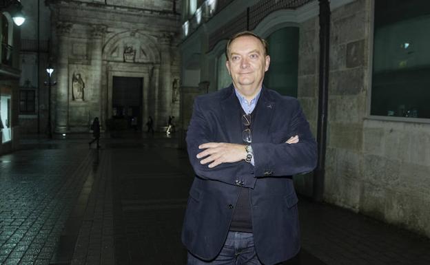 Gonzalo Giner, en la calle Alonso Berruguete, en un lateral del Teatro Calderón, con la iglesia de Nuestra Señora de las Angustias al fondo.