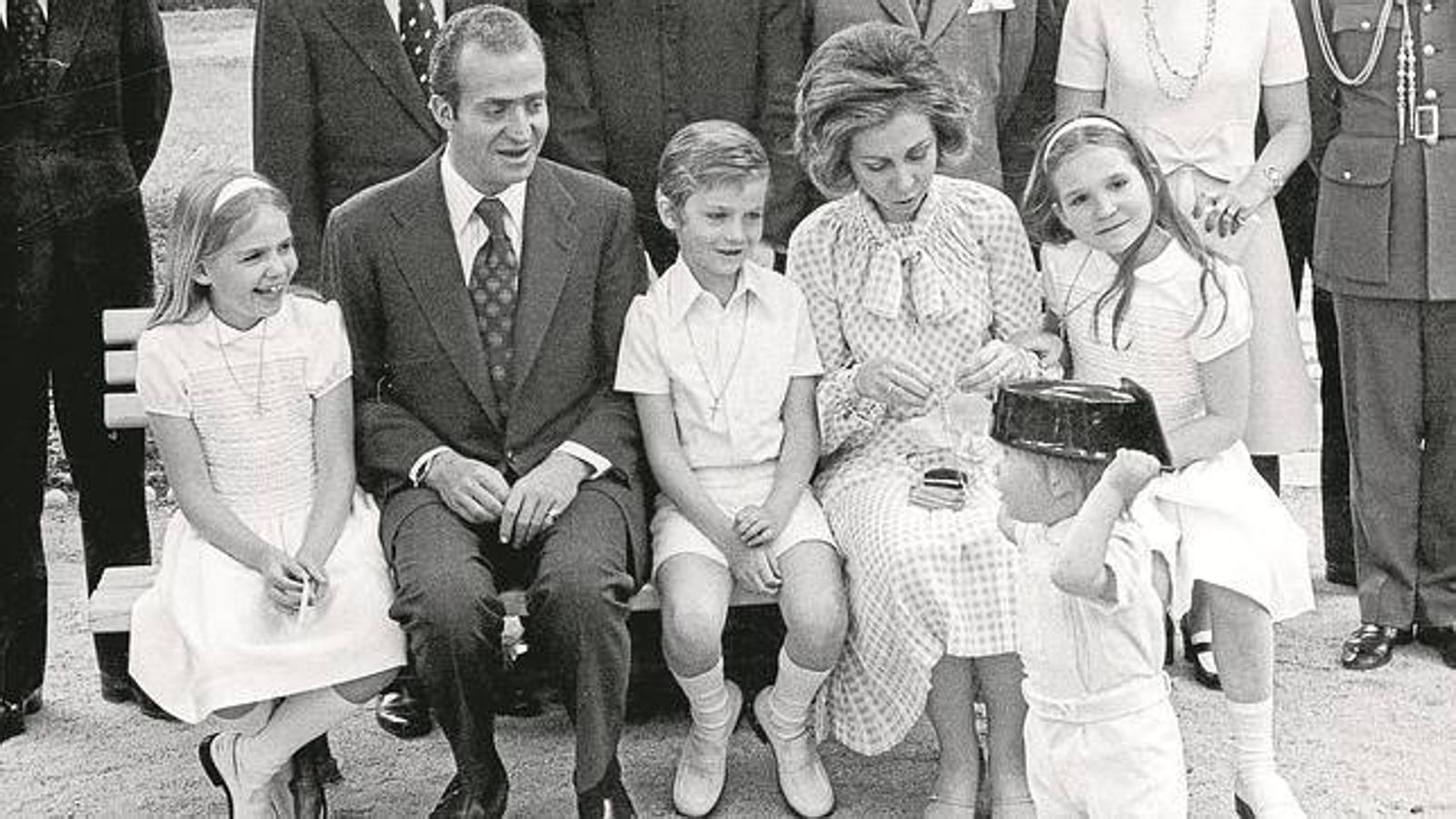 30 de mayo de 1975. Alfonso Zurita hace reír con un tricornio a la Familia Real en la Comunión de DonFelipe. 