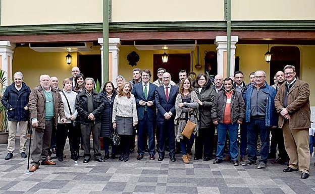 Encuentro. Los presidentes regional y provincial del PP, Alfonso Fernández Mañueco y Javier Iglesias, con cargos populares de la comarca de Peñaranda. 