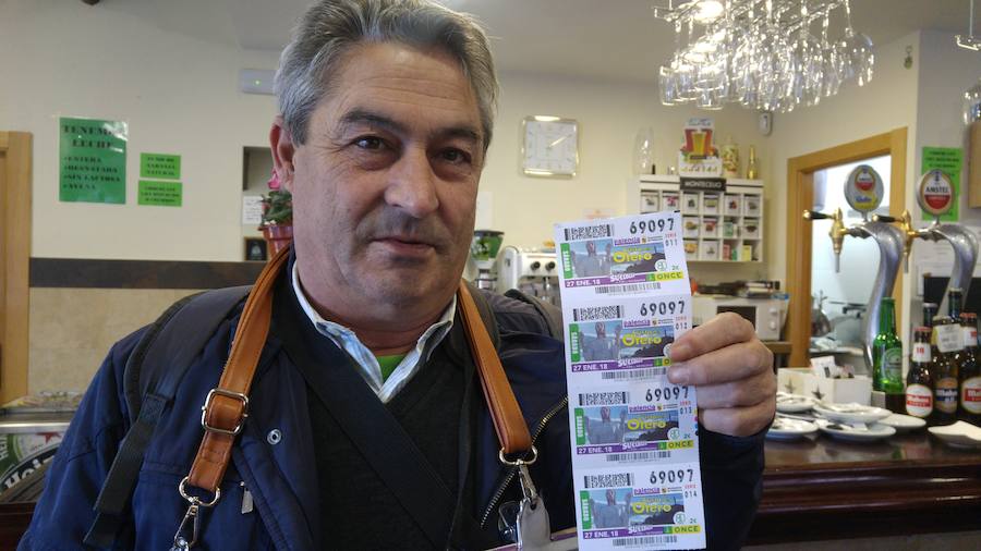 El vendedor Alberto Calvo, esta mañana, con varios cupones del sueldazo con la imagen del Cristo del Otero.