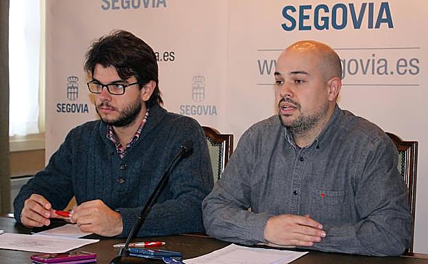 Juan Carlos García Funes, del Foro por la Memoria, y el portavoz municipal de IU, Ángel Galindo (d). 