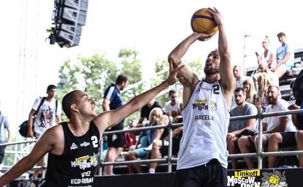 Sergi Pino lanza en un 3x3 celebrado en Moscú. 