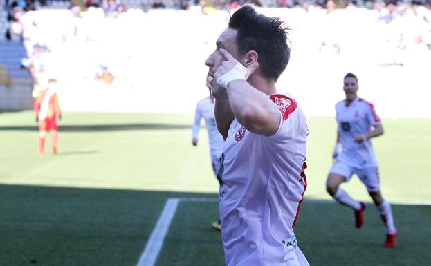 Iza Carcelén hace su particular gesto para celebrar un gol.