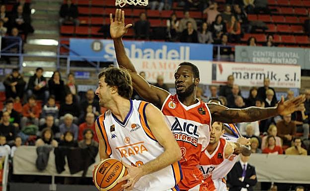 Urko se da la vuelta para intentar anotar. 