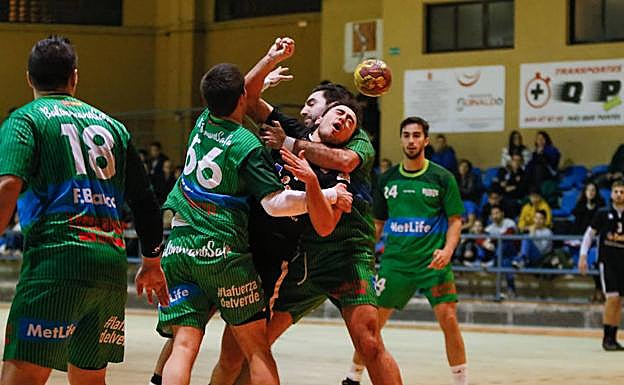 Un jugador del Ecubús es blocado en falta por la defensa del Safa. 