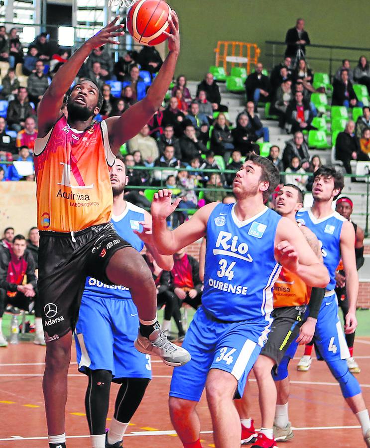 Peters captura un rebote ante el Termal Ourense en Carbajosa.