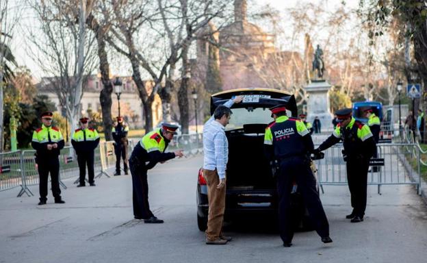 Agentes de los Mossos d'Esquadra controlan los accesos al Parlament de Cataluña. 