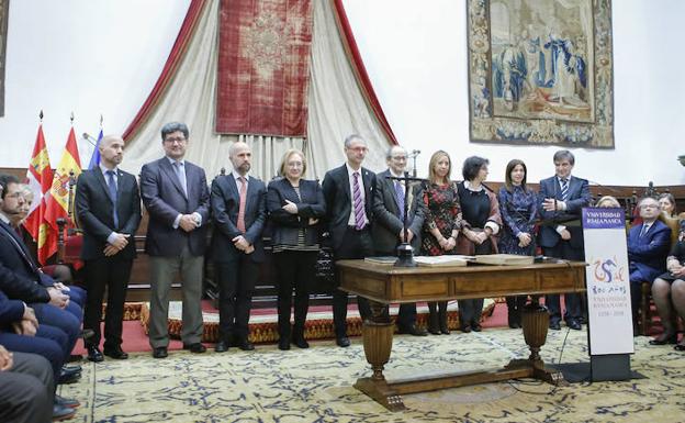 El rector y varios cargos de la USAL, antes de la ceremonia.