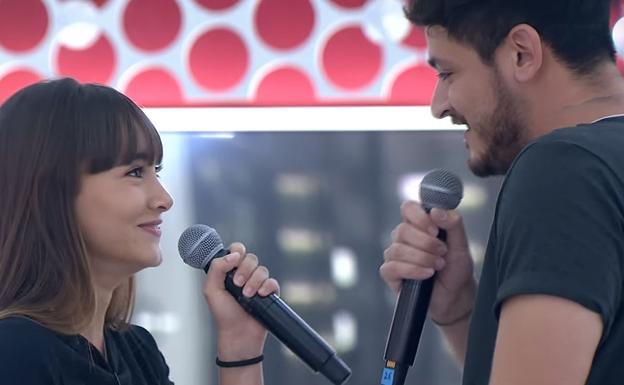 Aitana y Cepeda cantando juntos en 'OT 2017'. 