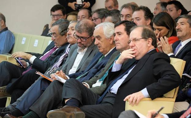Juan Rosell, Pepe Álvarez, Unai Sordo, Marcos Peña, Antonio Garamendi y Juan Vicente Herrera en la jornda sobre el diálogo social de Castilla y León, celebrada en Madrid. 