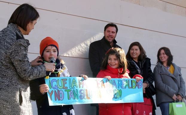 El alcalde de Valladolid, Óscar Puente, participa junto a centenares de niños en la celebración del Día Internacional de la Paz. 