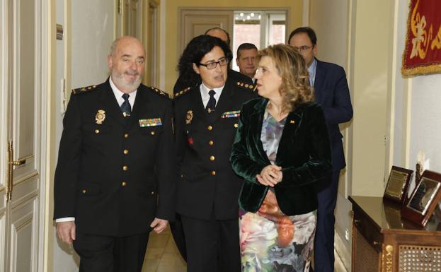 Montserrat Marín, entre la delegada del Gobierno, María José Salgueiro, y el jefe superior de Policía de Castilla y León, Jorge Zurita. 