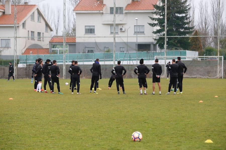 Los jugadores de Unionistas escuchan a Astu durante un ejercicio en el campo anexo al Tori en un entrenamiento.