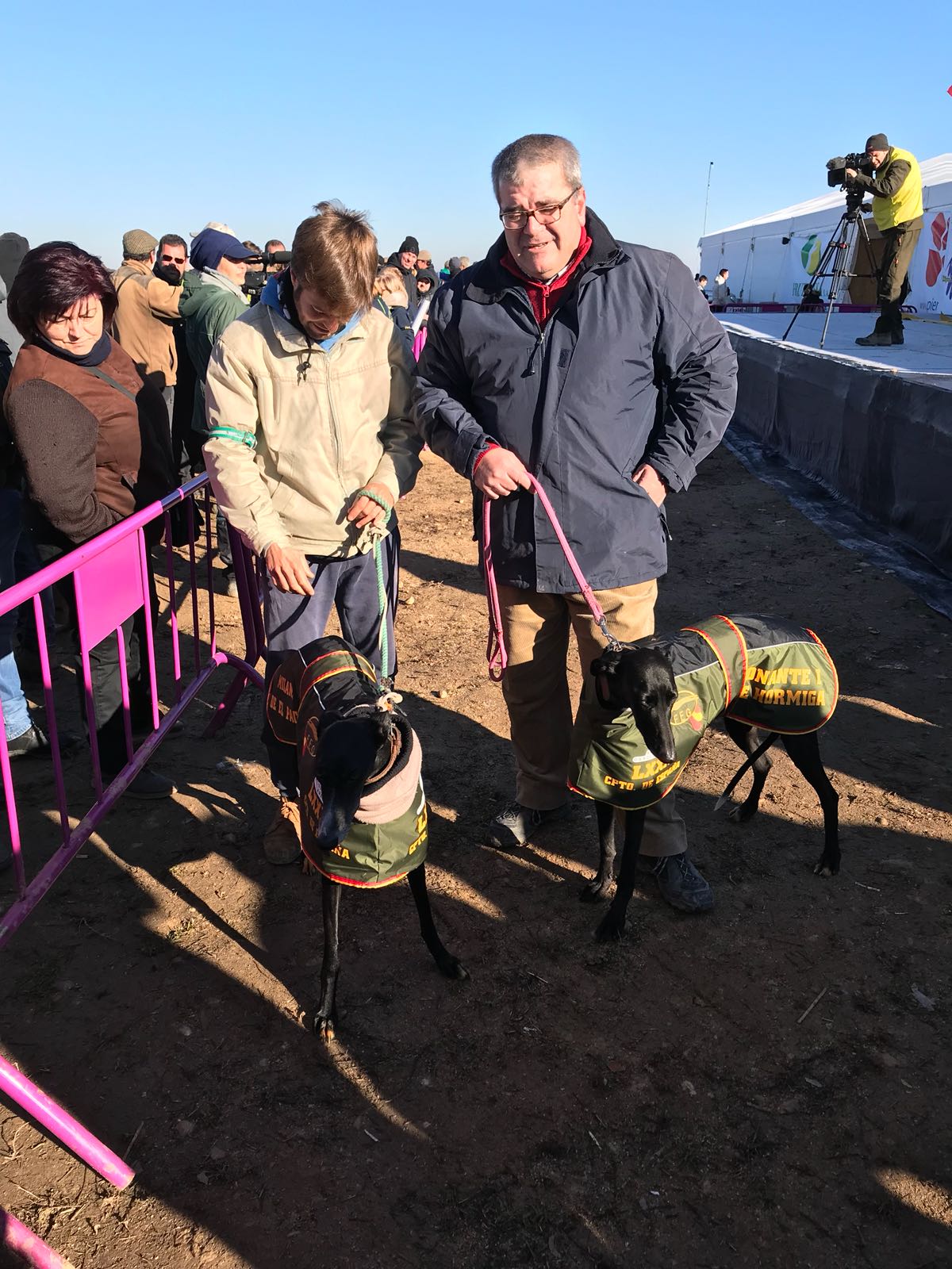 El sorteo de las colleras para la semifinal del Campeonato Nacional de Galgos, ha emparejado en a Donante contra Milana, ambos galgos andaluces, y en la segunda collera, a Tarrrita de Tarrito contra Malú de Villadiezma, ambas de Castilla y León