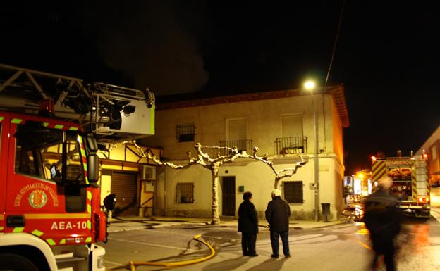 Los bomberos se dirigen al lugar del incendio.