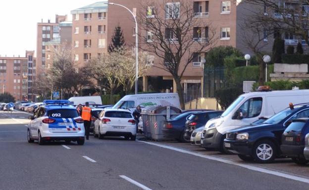 La Policía patrulla por la calle Federico Landrove Moiño durante la inspección de la vivienda. 