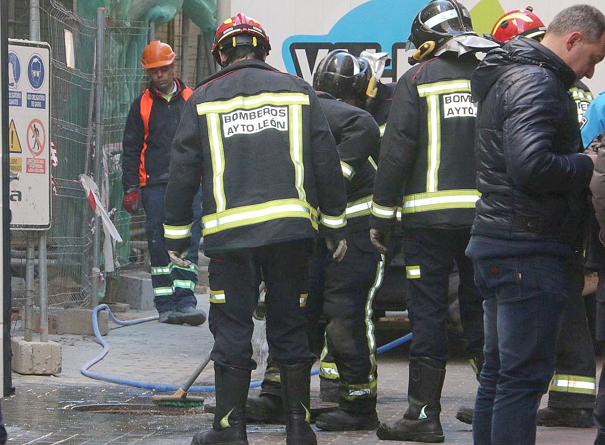 El vehículo, que en ese momento circulaba 'marcha atrás' en la Calle Joaquín Costa, arrolló a la mujer con las ruedas delanteras | La mujer falleció en el acto | El juez de guardia se ha desplazado al lugar