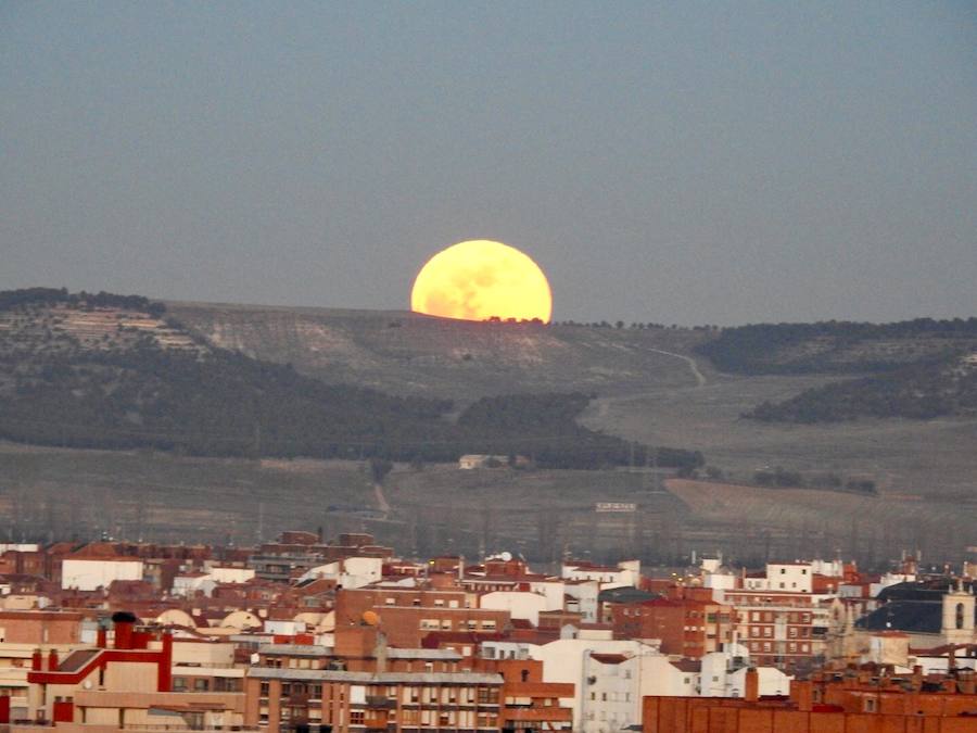 Así fue la salida de la superluna en Valladolid en la tarde-noche del 31 de enero de 2018