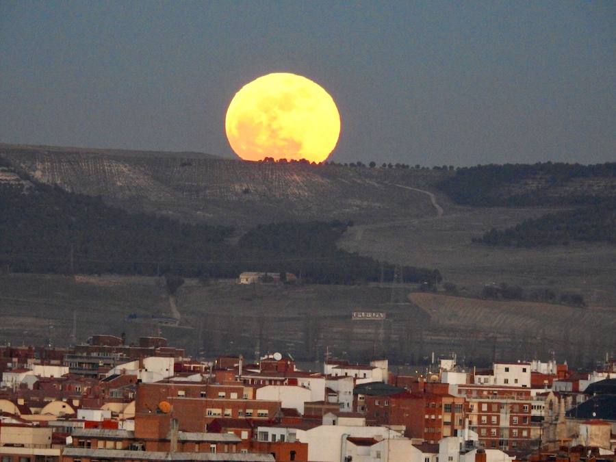 Así fue la salida de la superluna en Valladolid en la tarde-noche del 31 de enero de 2018