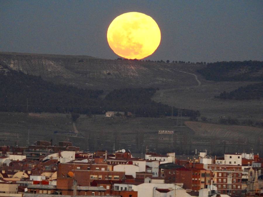 Así fue la salida de la superluna en Valladolid en la tarde-noche del 31 de enero de 2018