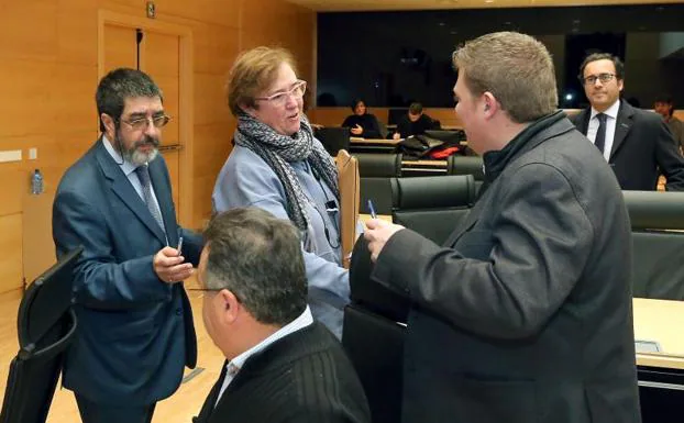 La compareciente saluda a los procuradores del PSOE acompañada por el presidente de la comisión de investigación.