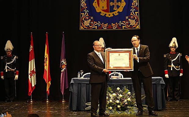 El alcalde entrega el diploma a Jesús Escudero