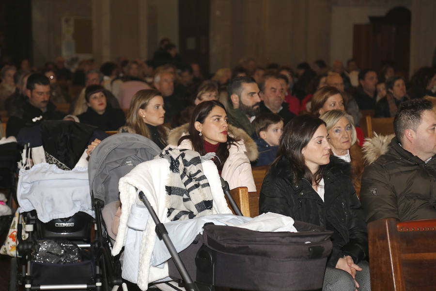 La Patrona Bendice a los niños de Palencia