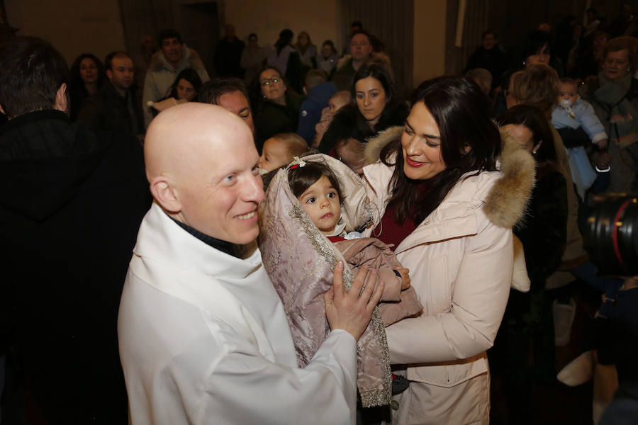 La Patrona Bendice a los niños de Palencia