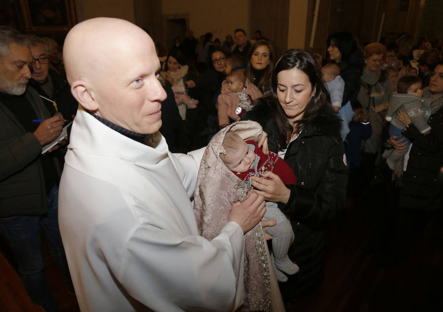 La Patrona Bendice a los niños de Palencia