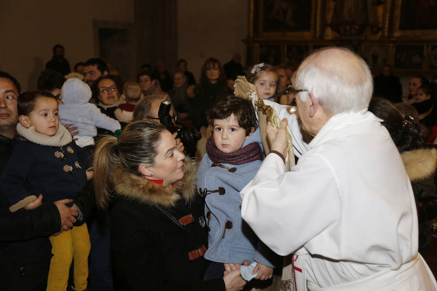 La Patrona Bendice a los niños de Palencia