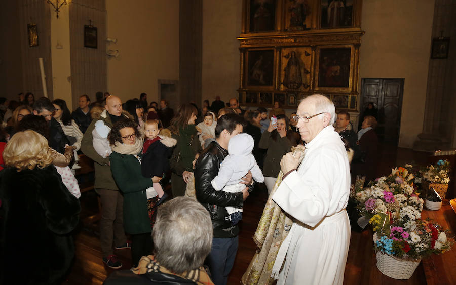La Patrona Bendice a los niños de Palencia