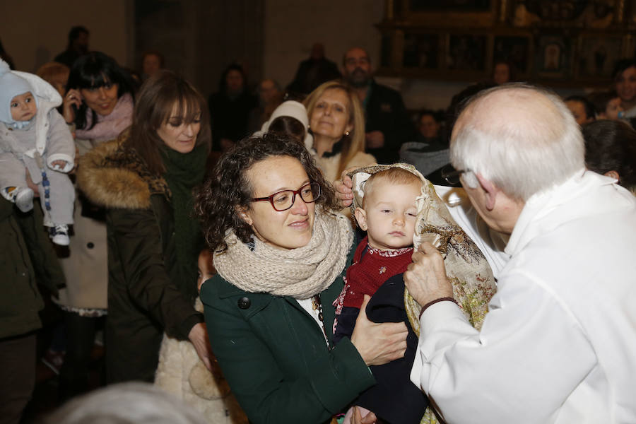 La Patrona Bendice a los niños de Palencia