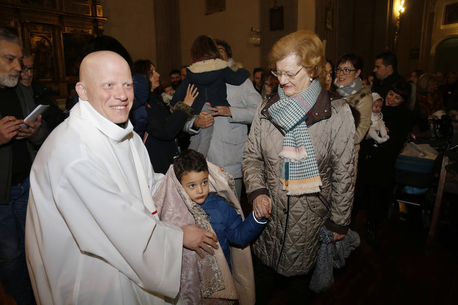 La Patrona Bendice a los niños de Palencia