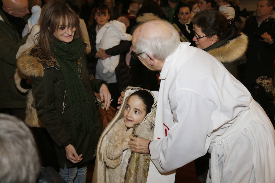 La Patrona Bendice a los niños de Palencia