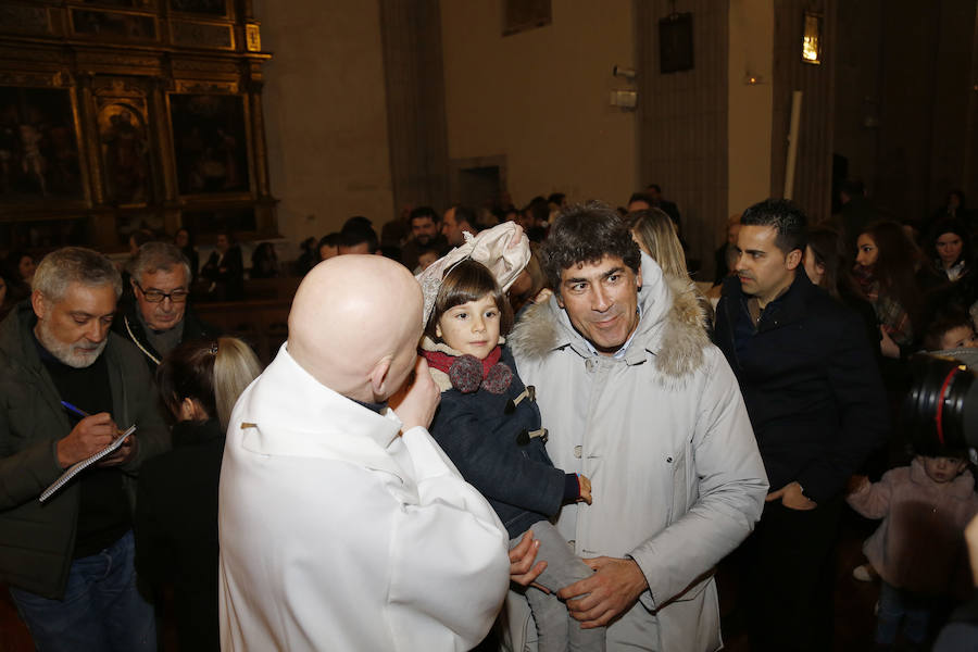 La Patrona Bendice a los niños de Palencia