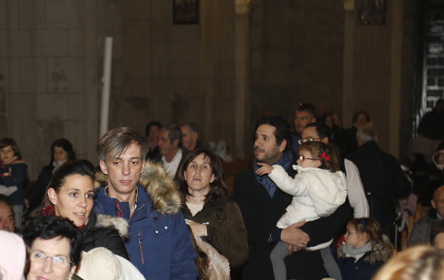 La Patrona Bendice a los niños de Palencia