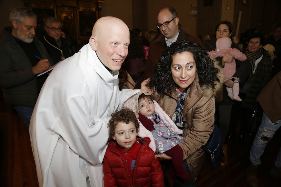La Patrona Bendice a los niños de Palencia