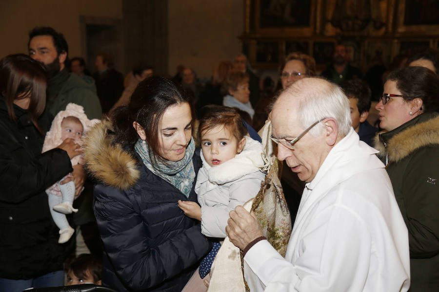 La Patrona Bendice a los niños de Palencia