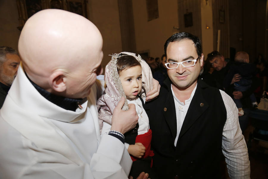 La Patrona Bendice a los niños de Palencia