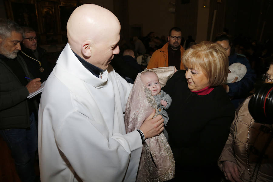 La Patrona Bendice a los niños de Palencia