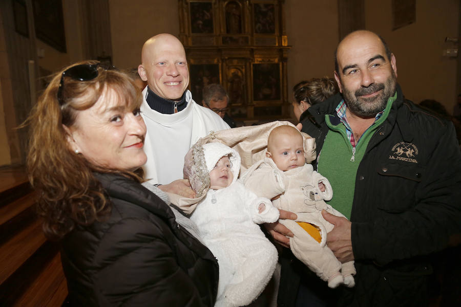 La Patrona Bendice a los niños de Palencia