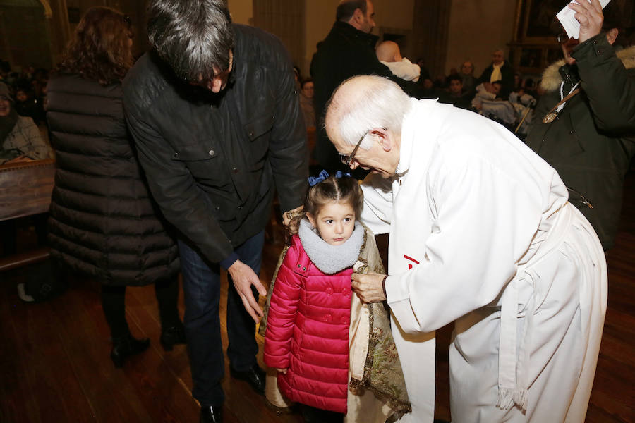 La Patrona Bendice a los niños de Palencia