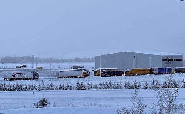 Varios camiones aguardan en Aguilar a que se restablezca el tráfico. 