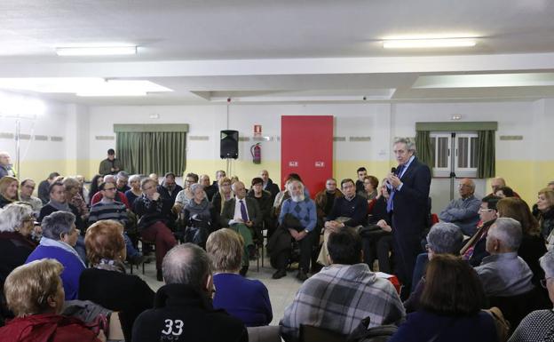 El senador Francisco Javier Oñate, en la asamblea abierta de ayer del PSOE. 